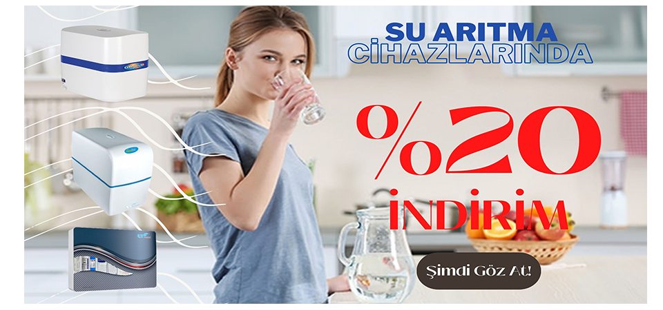 Sağlıklı bir aile su arıtma cihazı kullanırken resmi